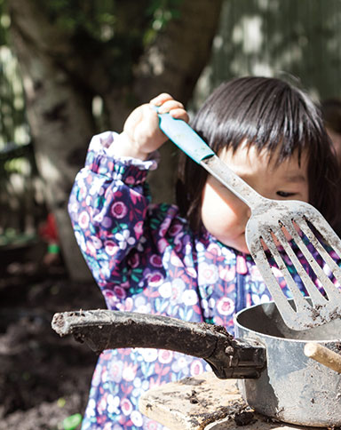 http://www.little-steps.co.uk/wp-content/uploads/2019/03/little-steps-day-nursery-mud-kitchen.jpg